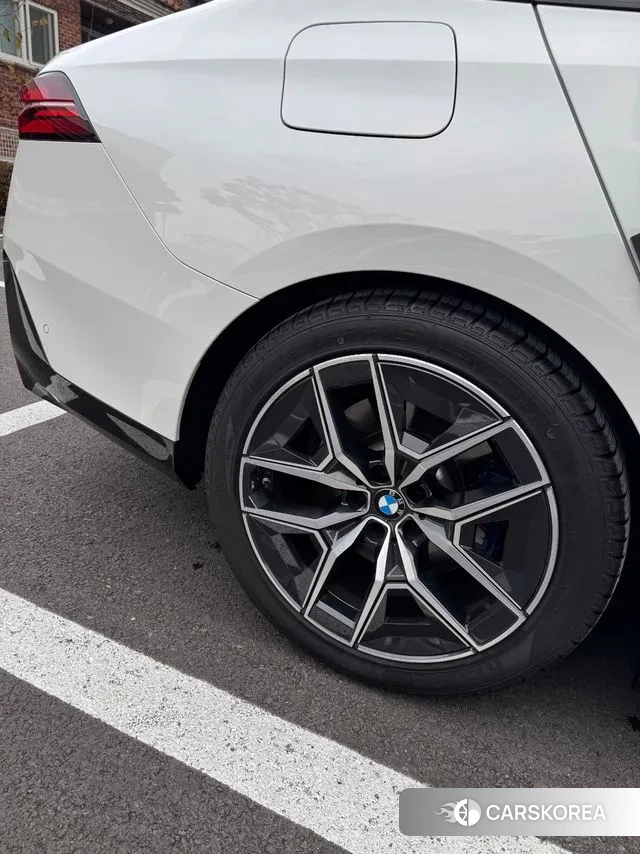 BMW 5 Series (G60) 2024 Жемчужный цвет из Кореи, фото 6