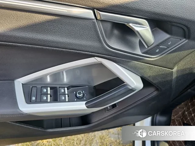 Audi Q3 (F3) 2023 Белый из Кореи, фото 6