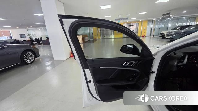 BMW 1 Series (F40) 2021 Белый из Кореи, фото 6