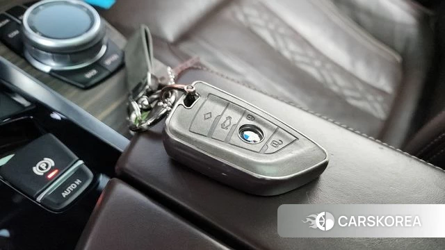 BMW 5 Series (G30) 2019 Серебристо-серый из Кореи, фото 6