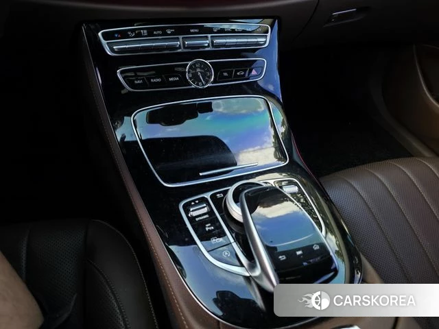 Mercedes-Benz E-Class W213 2018 Серебристо-серый из Кореи, фото 6