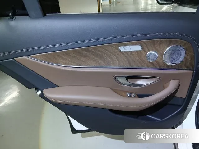 Mercedes-Benz E-Class W213 2023 Белый из Кореи, фото 6