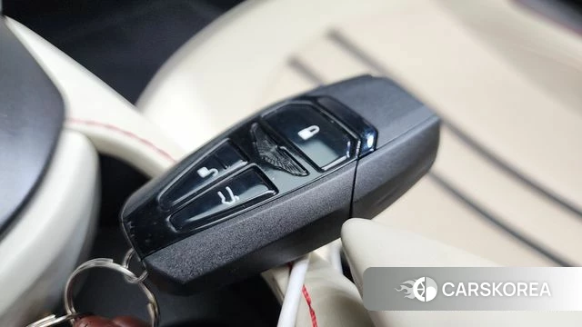 Aston Martin Vantage 2nd Generation 2022 Серебряный из Кореи, фото 6