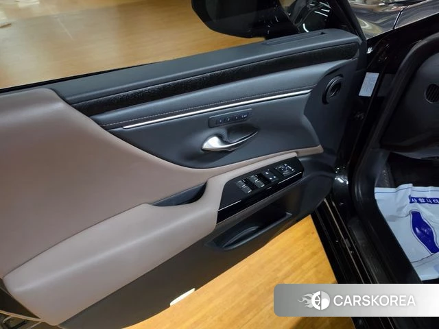 Lexus ES300h 7th generation 2023 Черный из Кореи, фото 6