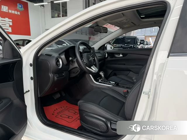 Kia K3 2023 Белый из Китая, фото 6