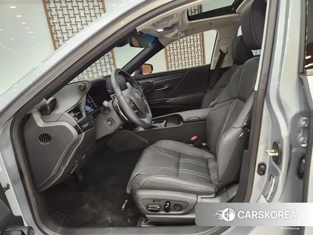 Lexus ES300h 7th generation 2025 Светло-серебряный цвет из Кореи, фото 6