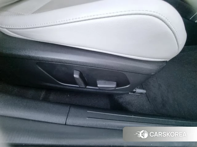 Hyundai Avante Hybrid (CN7) 2022 Светло-серебряный цвет из Кореи, фото 6