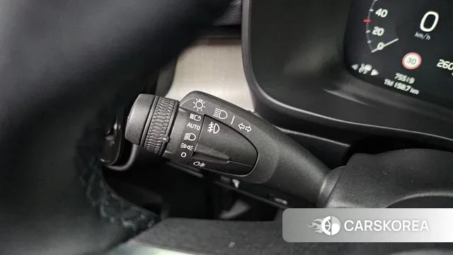 Volvo XC40 2022 Светло-серебряный цвет из Кореи, фото 6