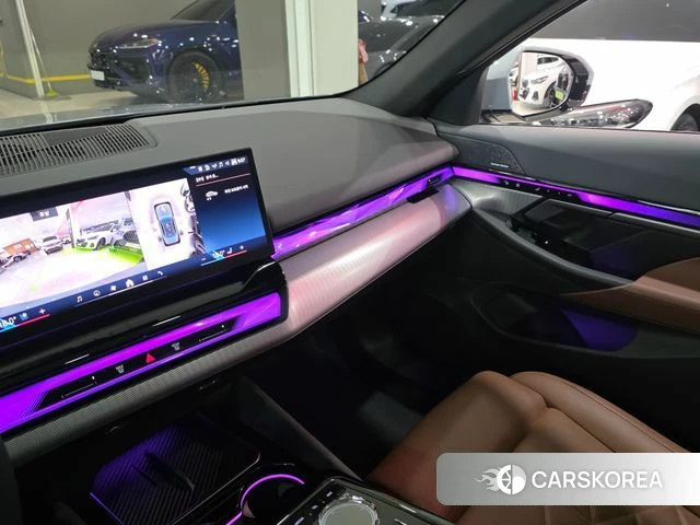 BMW 5 Series (G60) 2025 Серебристо-серый из Кореи, фото 6