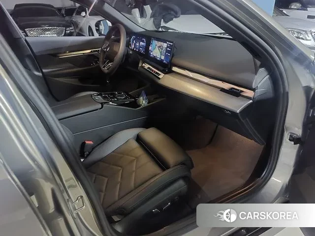 BMW 5 Series (G60) 2024 Серебристо-серый из Кореи, фото 6