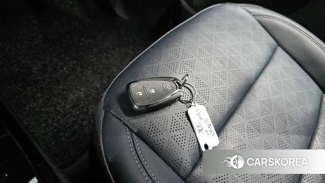 Chevrolet (GM Daewoo) Bolt EUV 2023 Светло-серебряный цвет из Кореи, фото 6