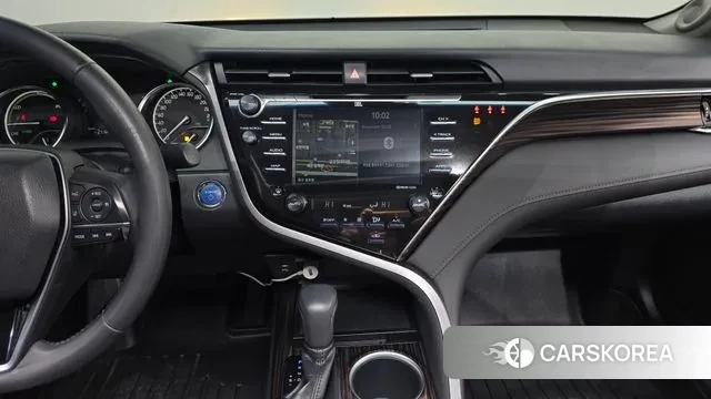 Toyota Camry (XV70) 2018 Серебристо-серый из Кореи, фото 6