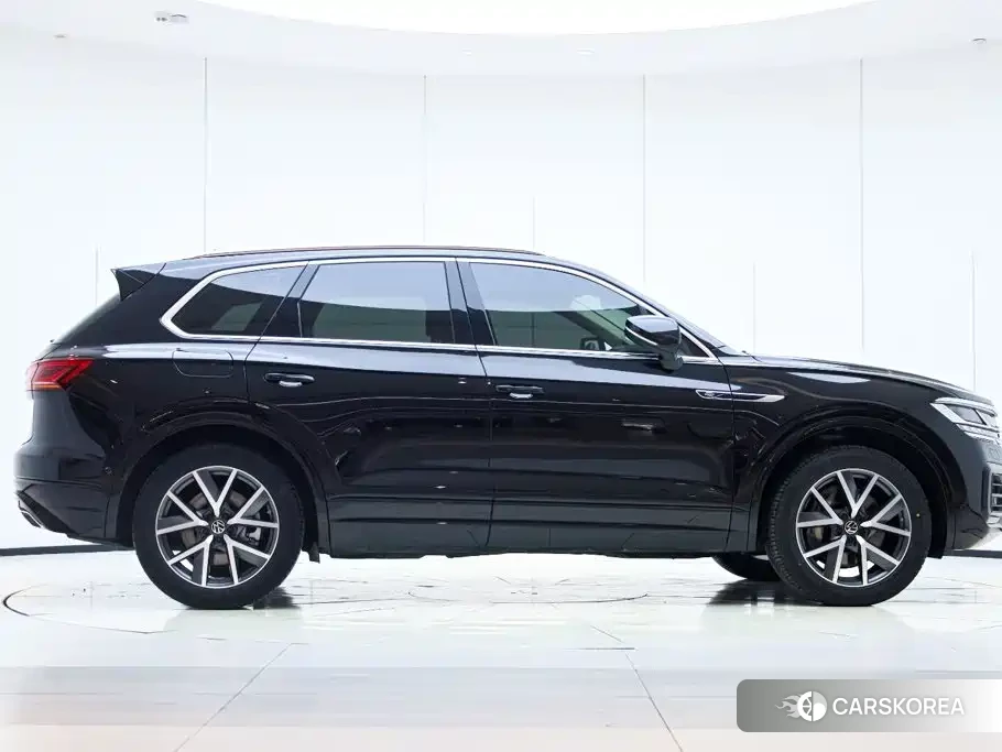 Volkswagen Touareg 2024 Черный из Китая, фото 6