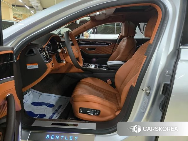 Bentley Flying Spur 3rd Generation 2021 Серебряный из Кореи, фото 6