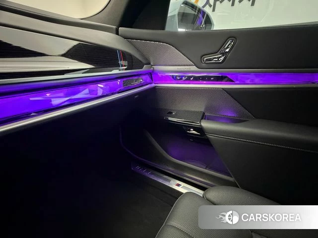 BMW 7 Series (G70) 2025 Небесно-голубой из Кореи, фото 6
