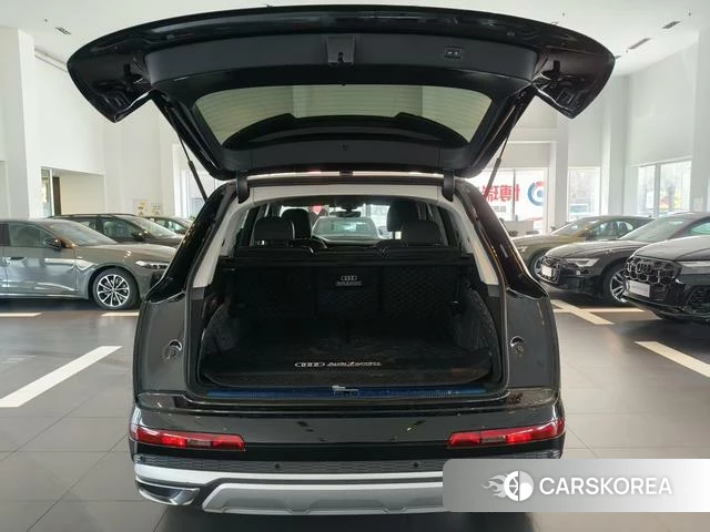 Audi Q7 2023 Черный из Китая, фото 6