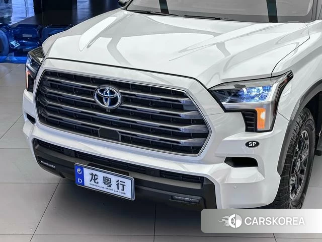 Toyota Sequoia 2023 Белый из Китая, фото 6