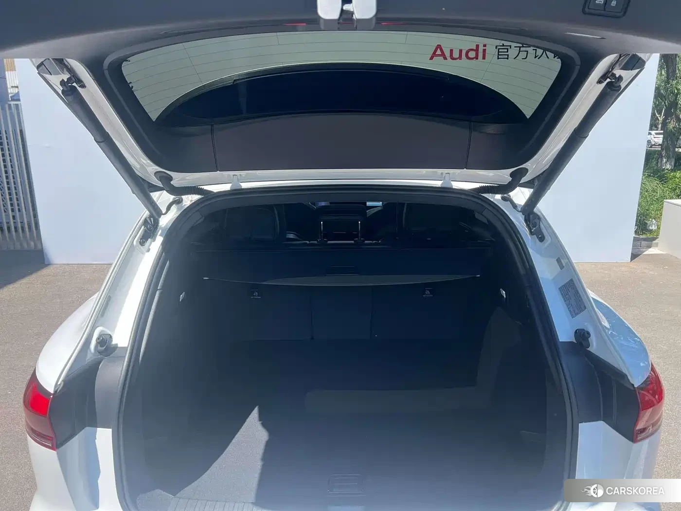 Audi Q6L e-tron 2025 Белый из Китая, фото 6