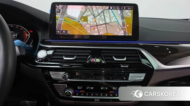 BMW 5 Series (G30) 2023 Серебристо-серый из Кореи, фото 6