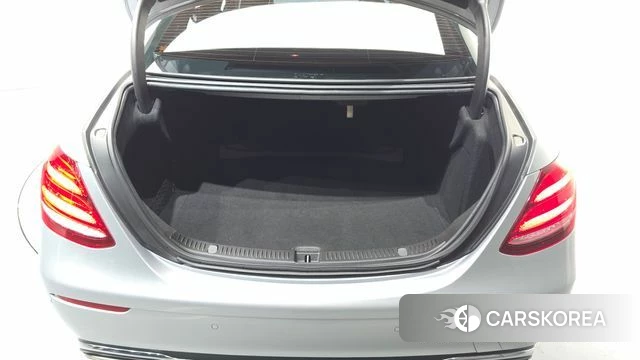 Mercedes-Benz E-Class W213 2018 Серебряный из Кореи, фото 6