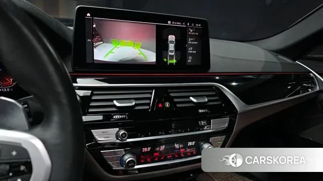 BMW 5 Series (G30) 2022 Серебристо-серый из Кореи, фото 6