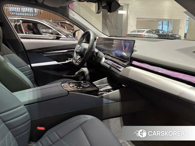 BMW i5 2025 Серебристо-серый из Китая, фото 6