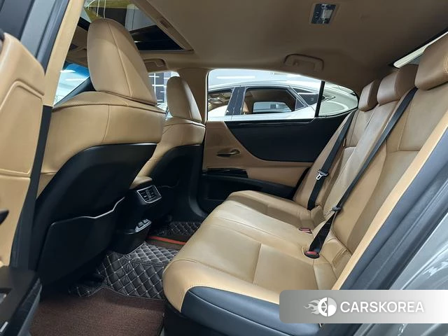 Lexus ES 2023 Серебристо-серый из Китая, фото 6