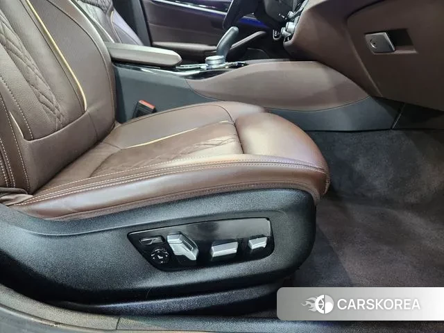 BMW 5 Series (G30) 2022 Серебристо-серый из Кореи, фото 6