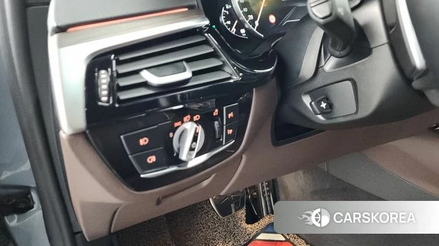 BMW 5 Series (G30) 2018 Светло-серебряный цвет из Кореи, фото 6