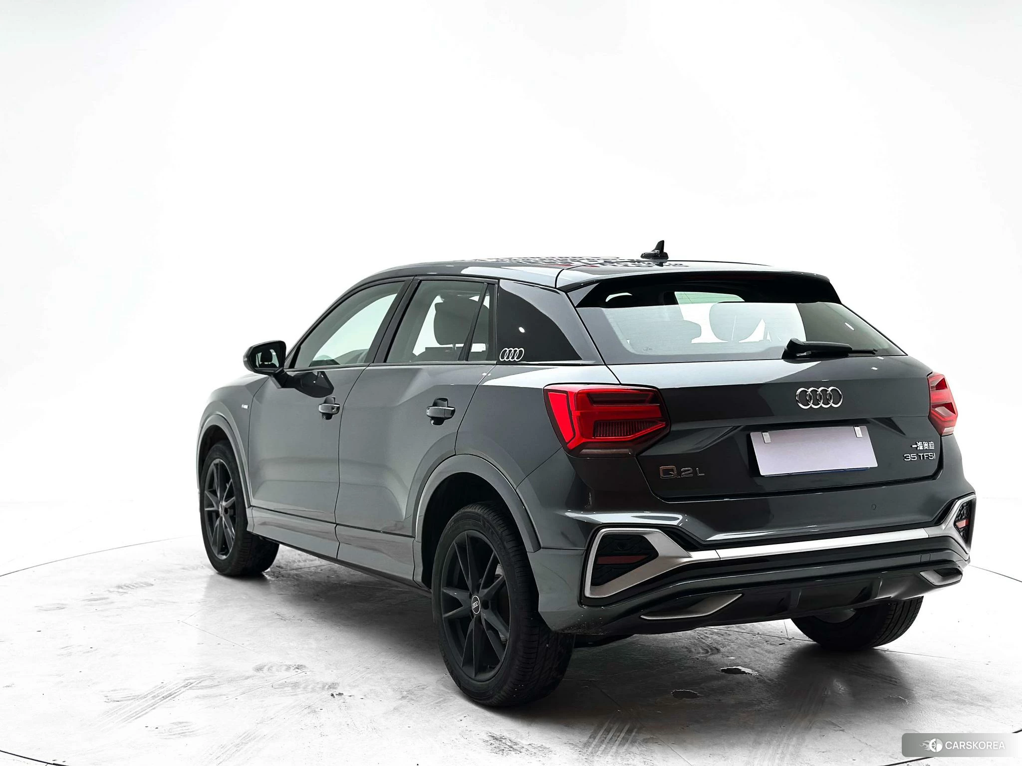 Audi Q2L 2021 Темно-серый из Китая, фото 6
