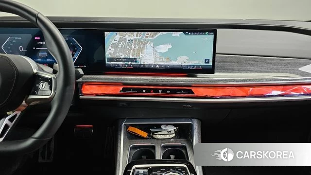 BMW 7 Series (G70) 2024 Светло-серебряный цвет из Кореи, фото 6