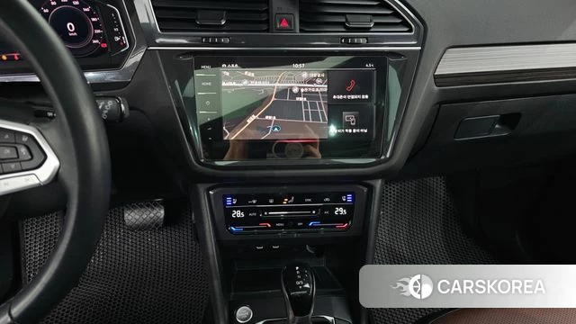 Volkswagen Tiguan Allspace 2023 Белый из Кореи, фото 6