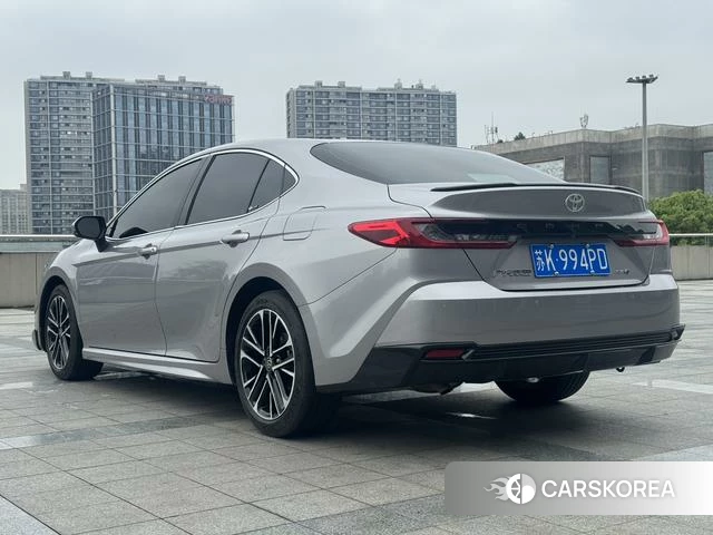 Toyota Camry 2025 Серебристо-серый из Китая, фото 6