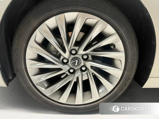 Lexus ES300h 7th generation 2021 Светло-серебряный цвет из Кореи, фото 6