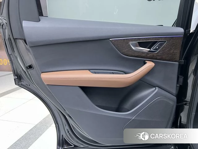 Audi Q7 2023 Черный из Китая, фото 6