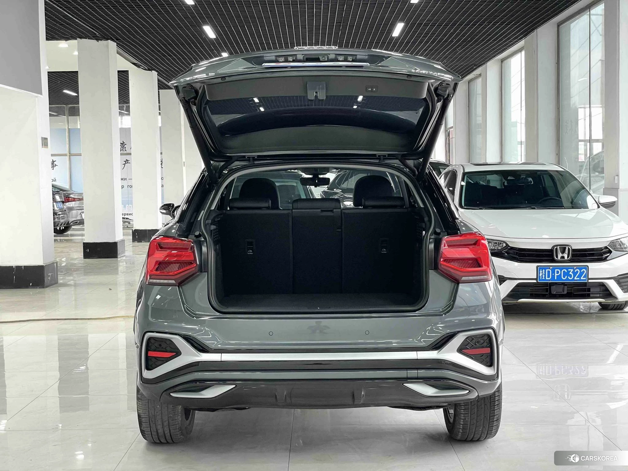 Audi Q2L 2021 Темно-серый из Китая, фото 6