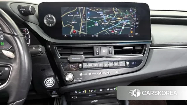 Lexus ES300h 7th generation 2022 Светло-серебряный цвет из Кореи, фото 6