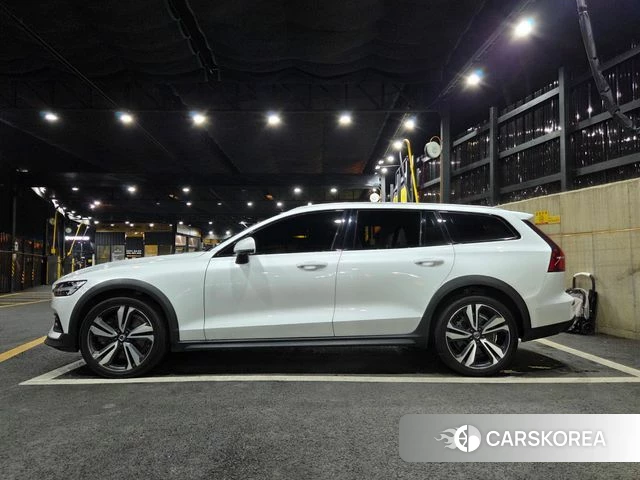 Volvo V60 Cross-Country 2nd Generation 2020 Белый из Кореи, фото 6
