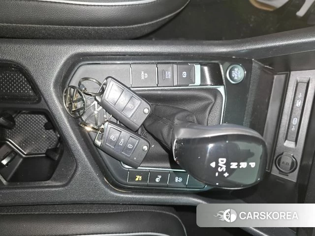 Volkswagen Tiguan second Generation 2022 Белый из Кореи, фото 6