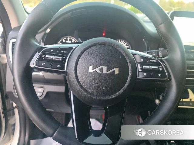 Kia Seltos 2022 Белый из Кореи, фото 6