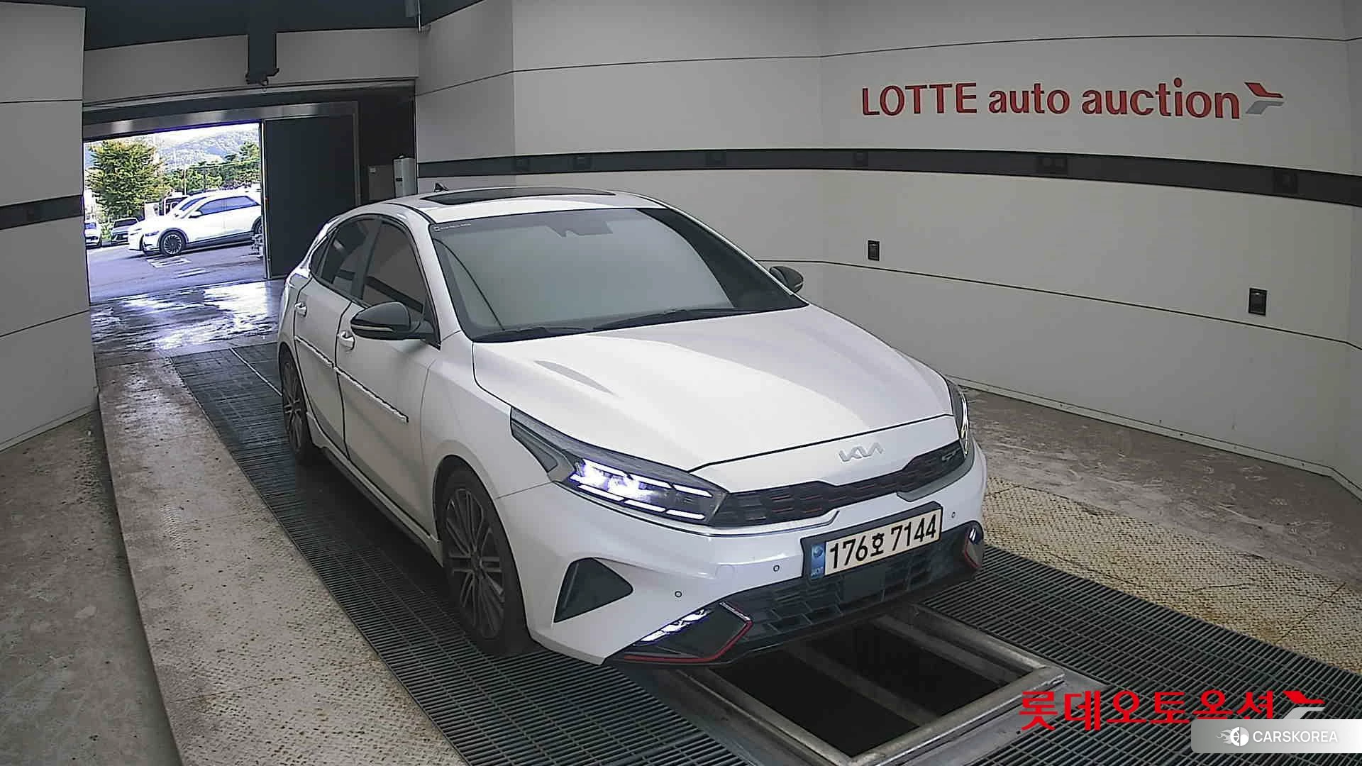 Kia K3 2022 Snow White Pearl из Кореи, фото 6