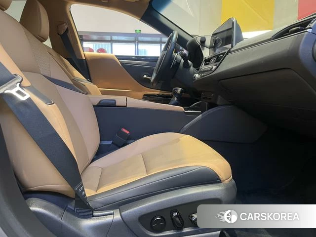 Lexus ES 2022 Серебристо-серый из Китая, фото 6