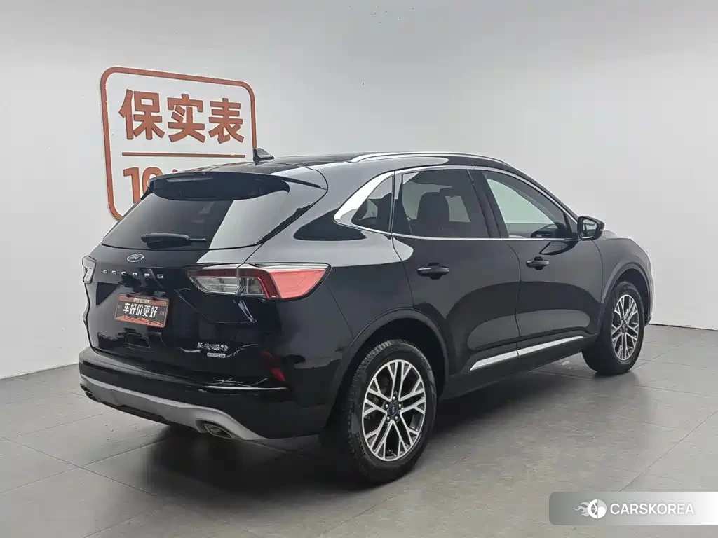 Ford Escape 2023 Черный из Китая, фото 6