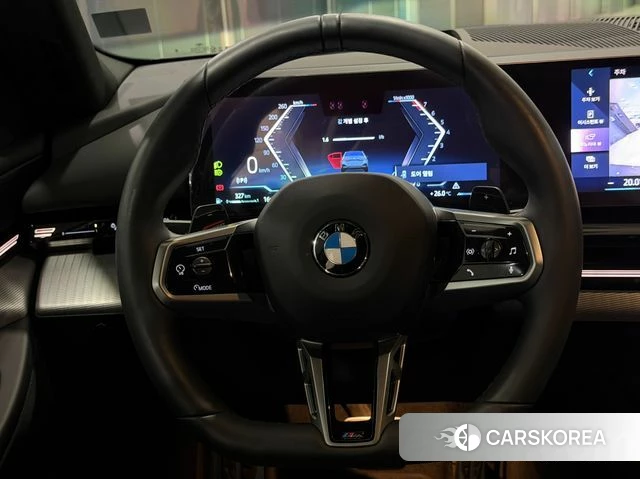 BMW 5 Series (G60) 2024 Светло-серебряный цвет из Кореи, фото 6