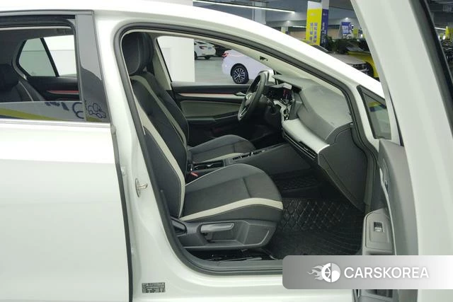 Volkswagen Golf 2023 Белый из Китая, фото 6