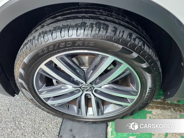 Volkswagen Tiguan Allspace 2023 Белый из Кореи, фото 6