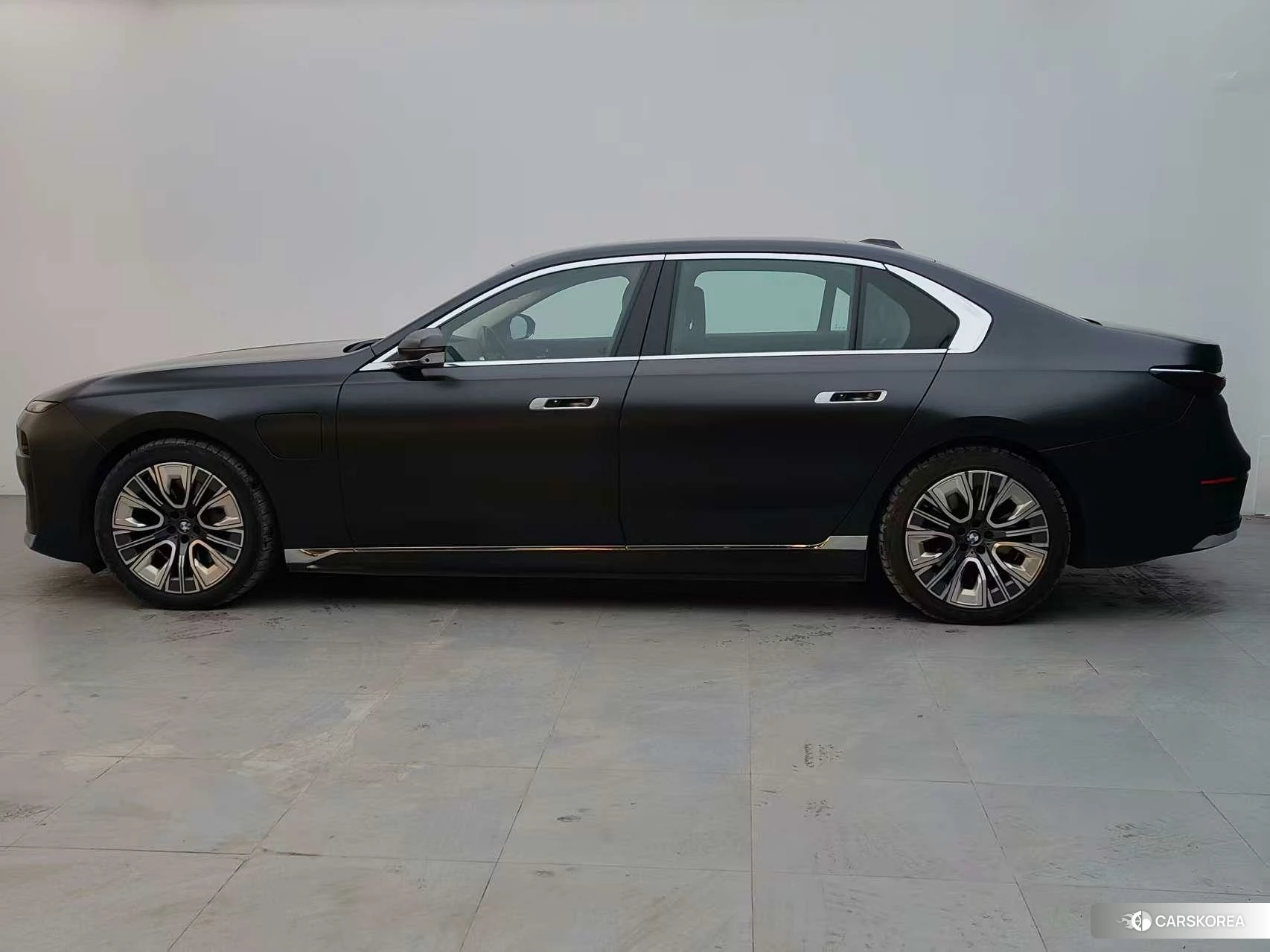 BMW i7 2023 Темно-серый из Китая, фото 6