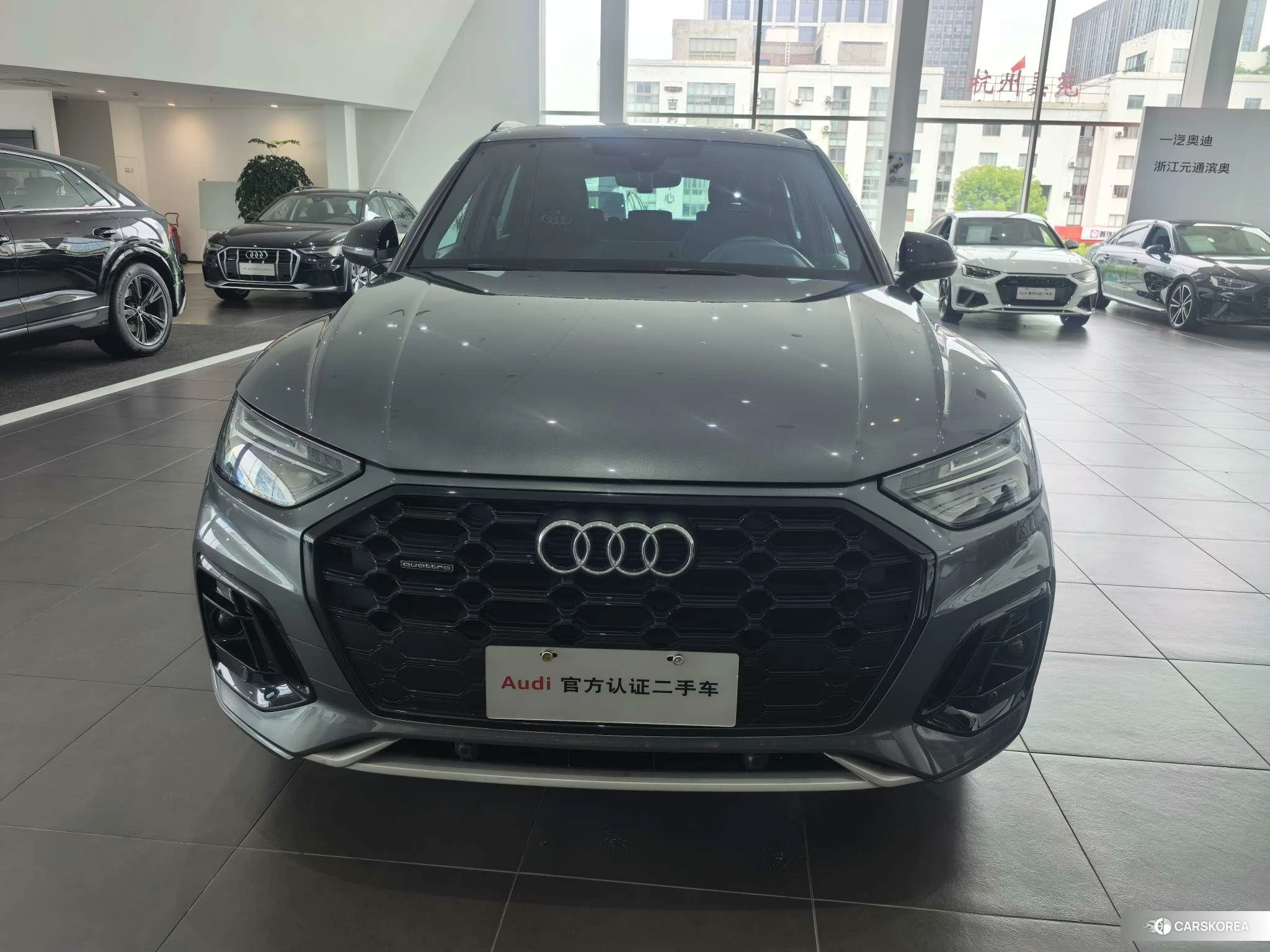 Audi Q5L 2021 Темно-серый из Китая, фото 6