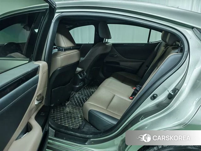 Lexus ES 2022 Серебристо-серый из Китая, фото 6
