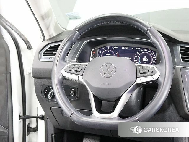 Volkswagen Tiguan Allspace 2023 Белый из Кореи, фото 6